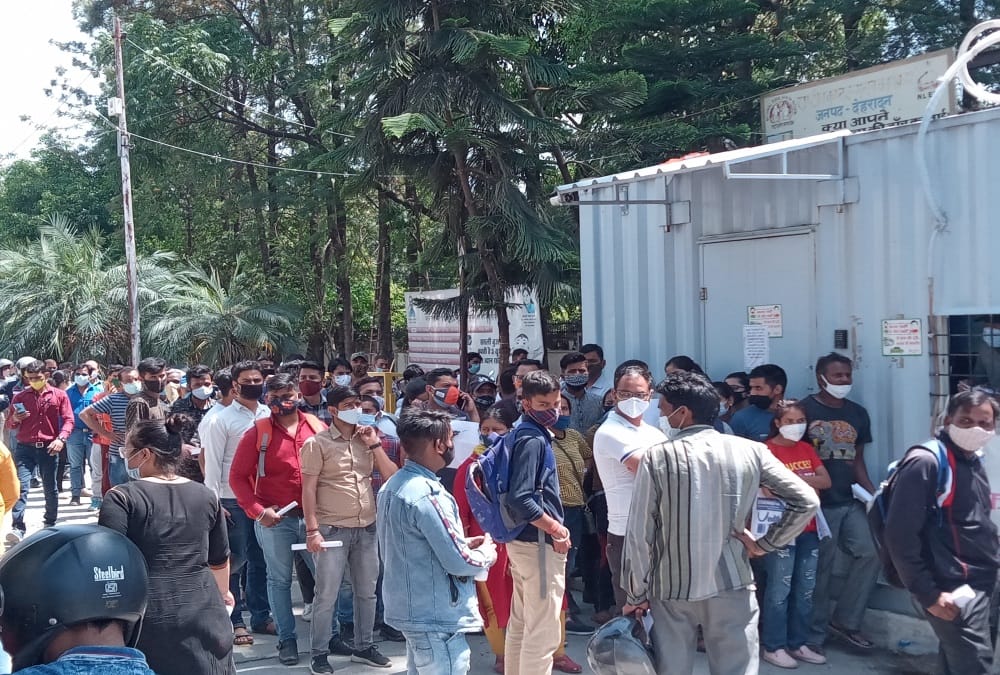Coronavirus in Dehradun News: Crowd in Hospitals And Pathology lab for covid test Photos