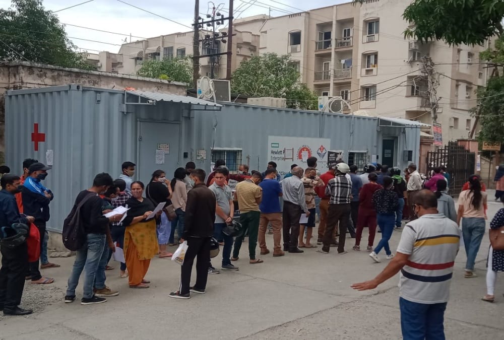 Coronavirus in Dehradun News: Crowd in Hospitals And Pathology lab for covid test Photos