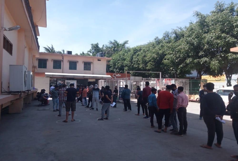 Coronavirus in Dehradun News: Crowd in Hospitals And Pathology lab for covid test Photos