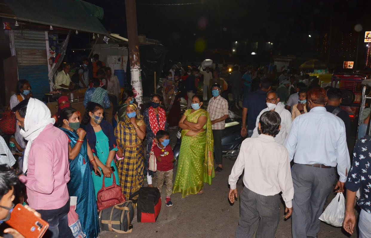 Crowd of Migrant at aligarh railway station