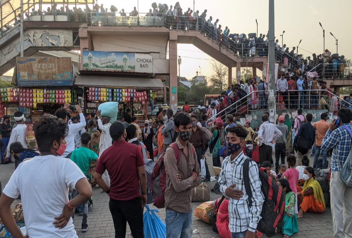 Delhi covid 19 rush in buses and metros hours before lockdown in delhi