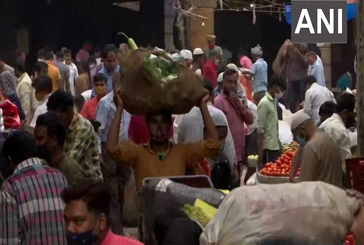 Delhi People gather in large numbers at vegetable market in Daryaganj social distancing norms flouted