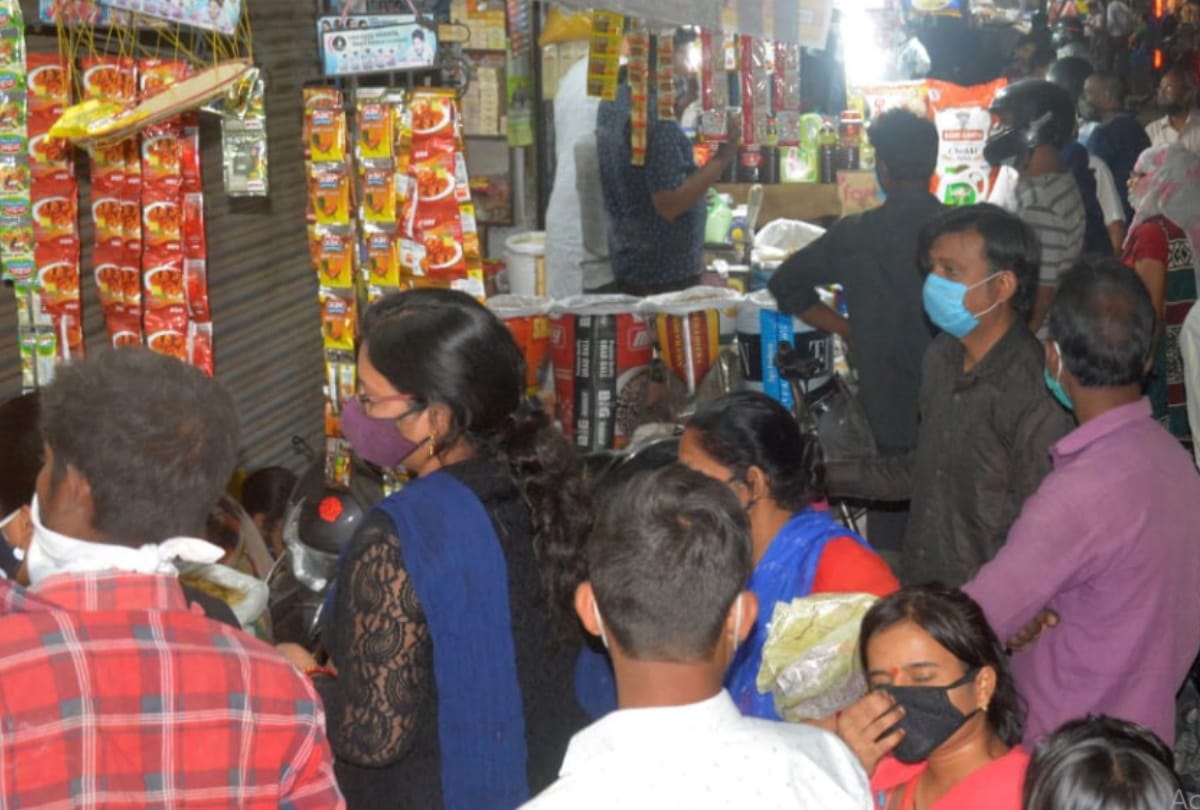 crowd in the markets of Lucknow.