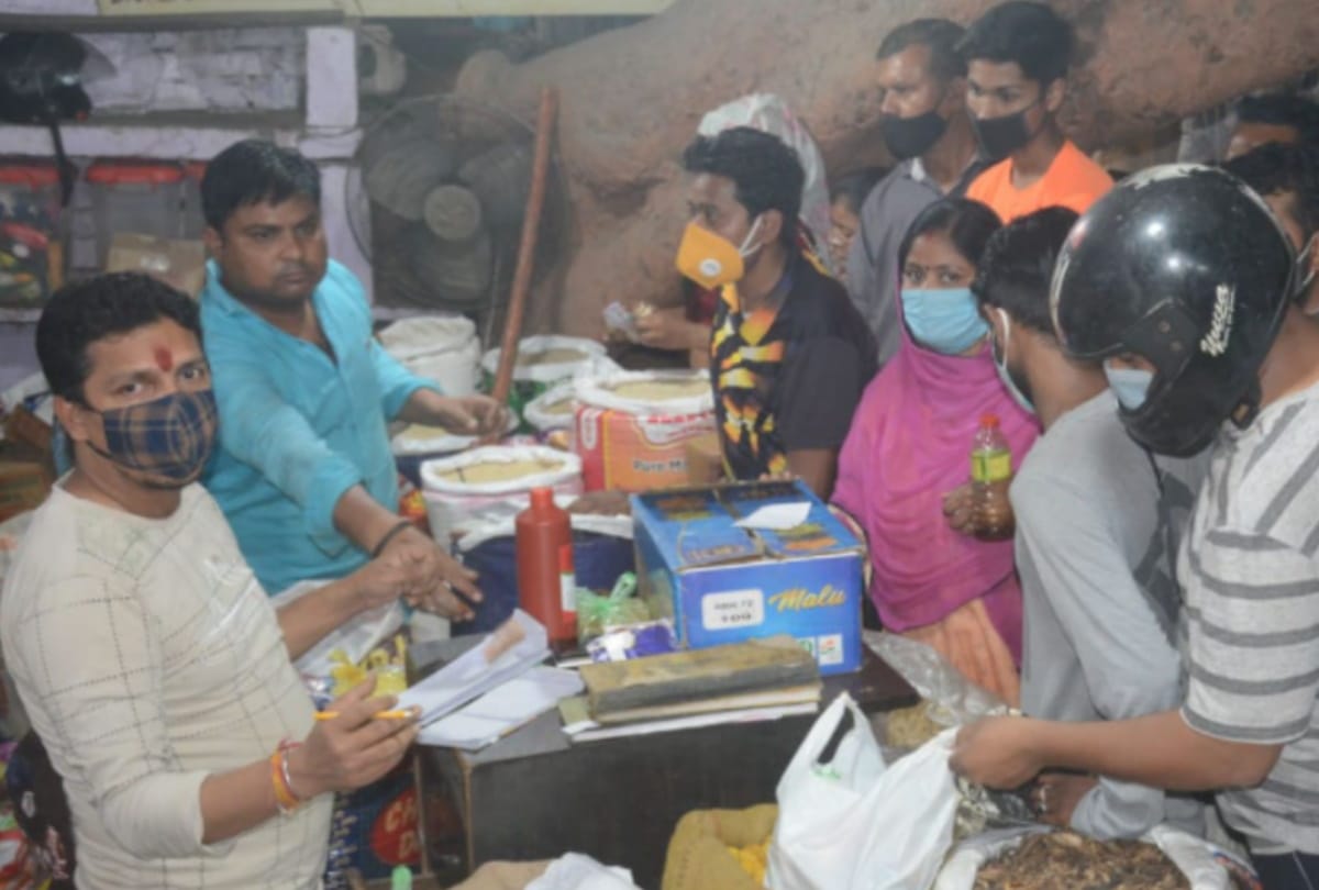 crowd in the markets of Lucknow.