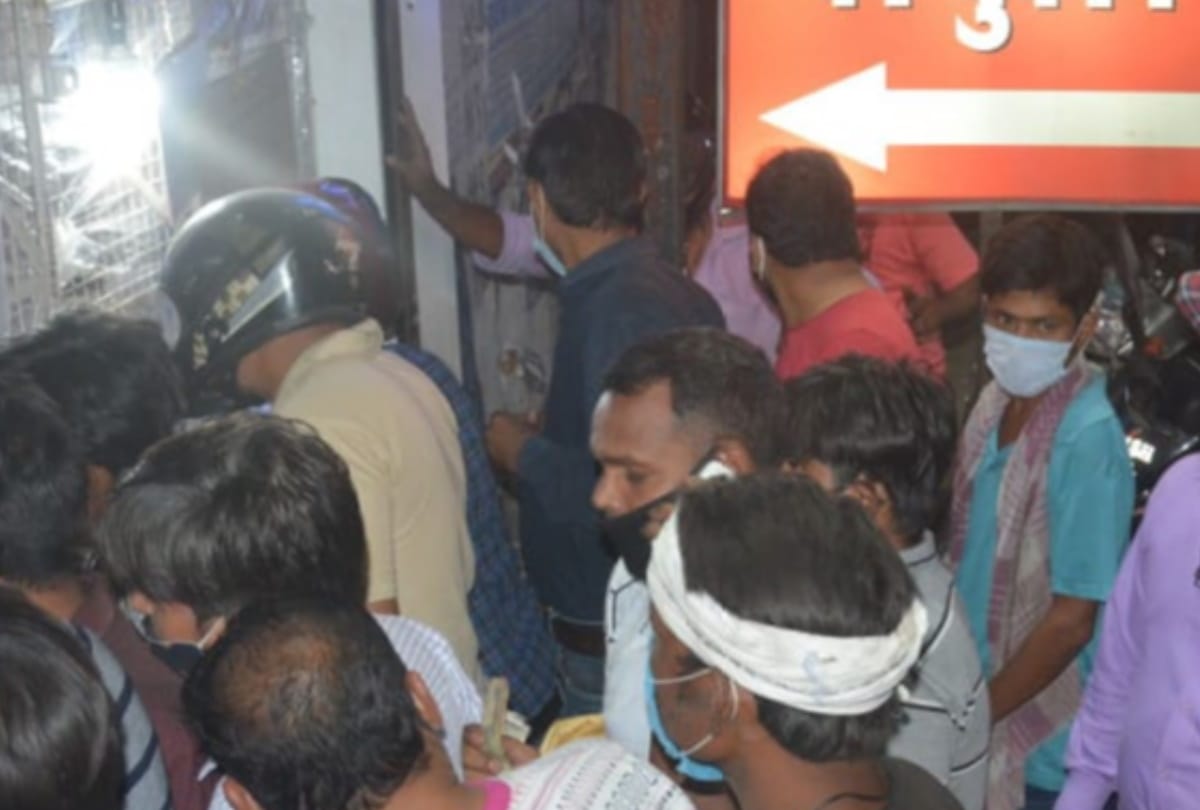 crowd in the markets of Lucknow.