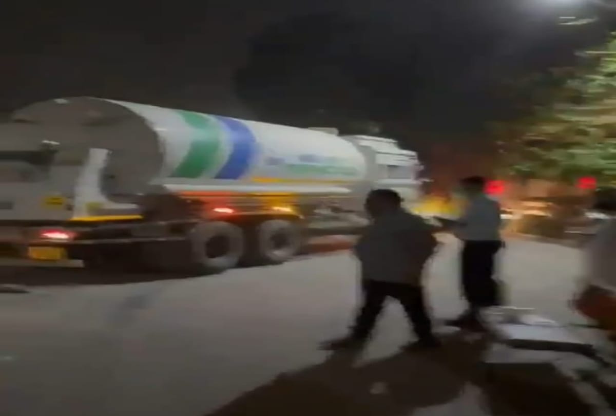 Delhi oxygen crisis cm kejriwal urge centre to supply oxygen urgently some hospitals left with few hours of stock