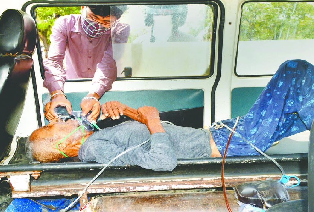 patients struggles to find a bed and oxygen in Agra hospitals