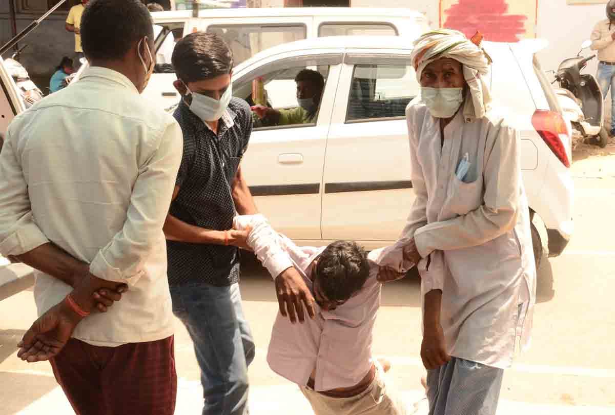 Corona infected Auditor of CAG did not find bed, died in ambulance at halfway