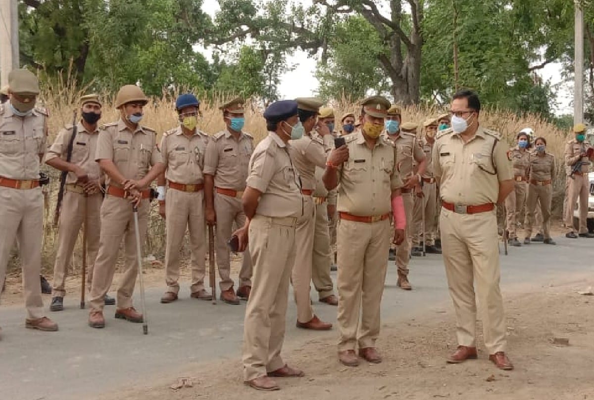 mob attack the police team in mathura