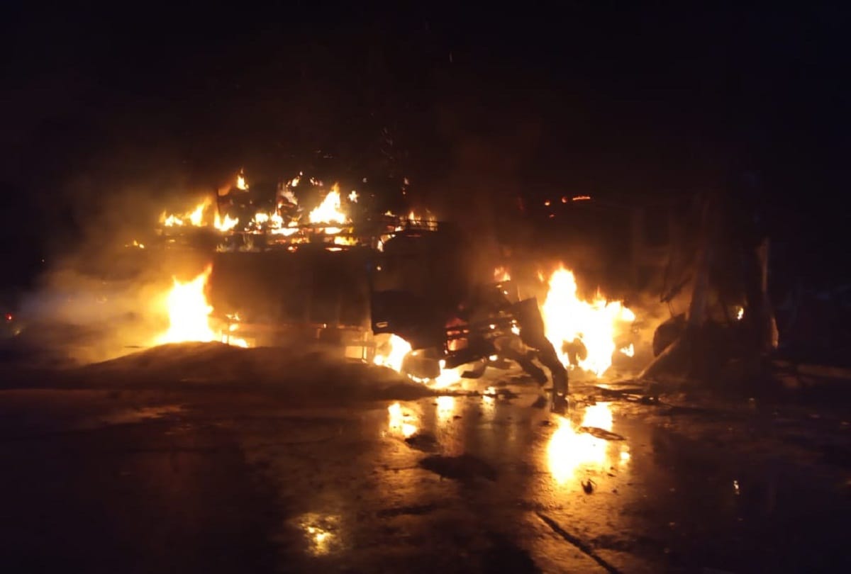 Potato loaded truck caught fire on Agra Lucknow Expressway driver death in Firozabad