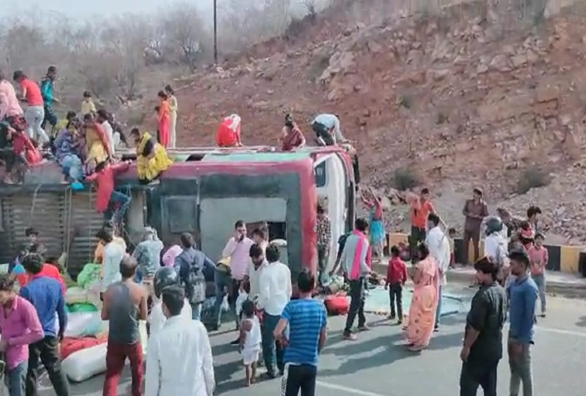 Bus full of migrant laborers overturned in Jhansi