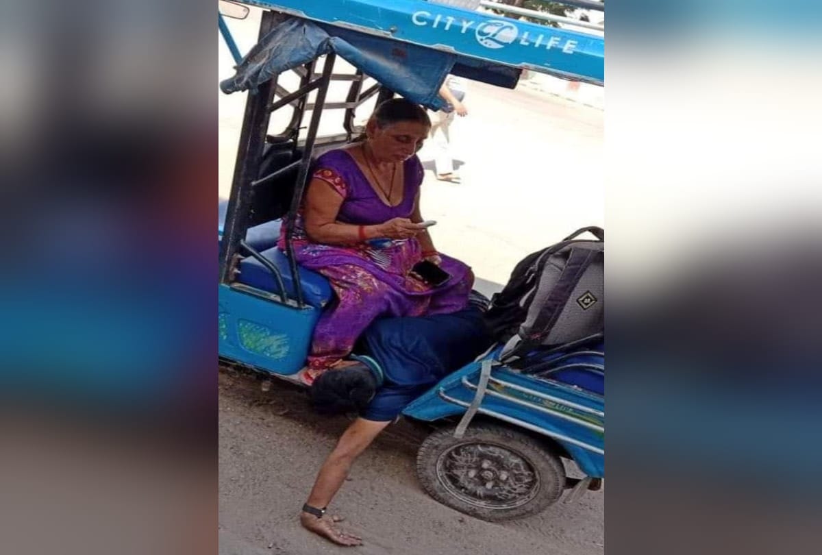 coronavirus varanasi mother wander hospital to hospital keeping her covid positive son in e rikshaw but system failed her, son died without treatment