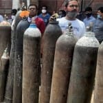ऑक्सीजन गैस सिलेंडर लेने के लिए लगी लाइन