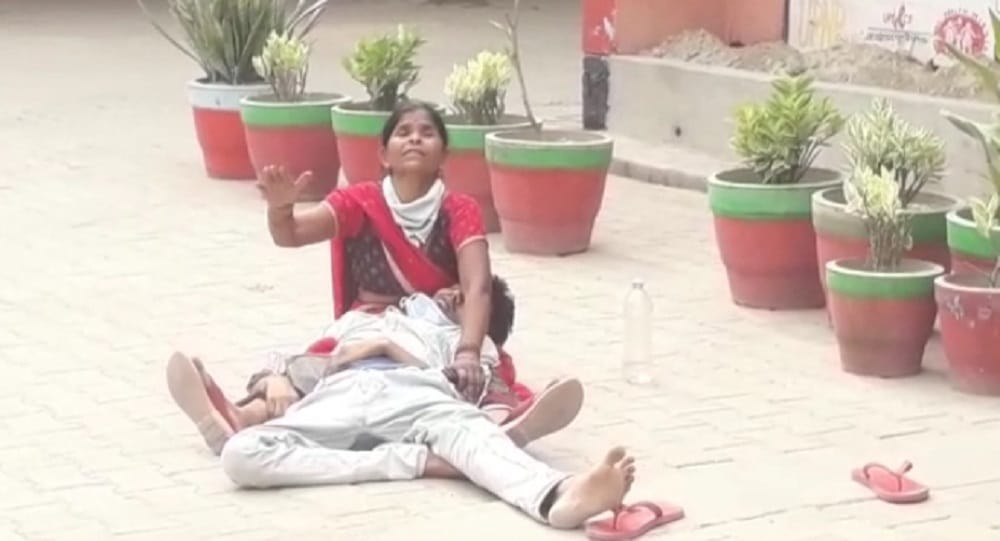 The young man broke his mother's lap at the hospital's gate, the case of Shahganj CHC, could not get treatment in time in jaunpur