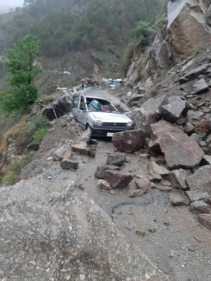 Rocks fell on the car, riders escaped and saved their lives
