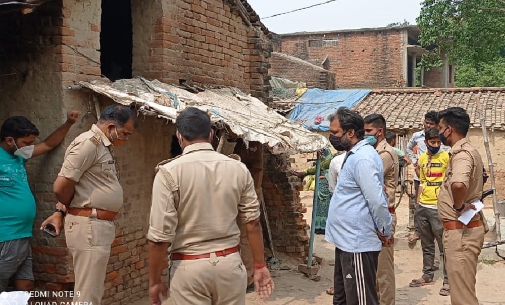 Elderly couple burnt alive in a closed room, empty gallons of kerosene were thrown near the dead body in jaunpur