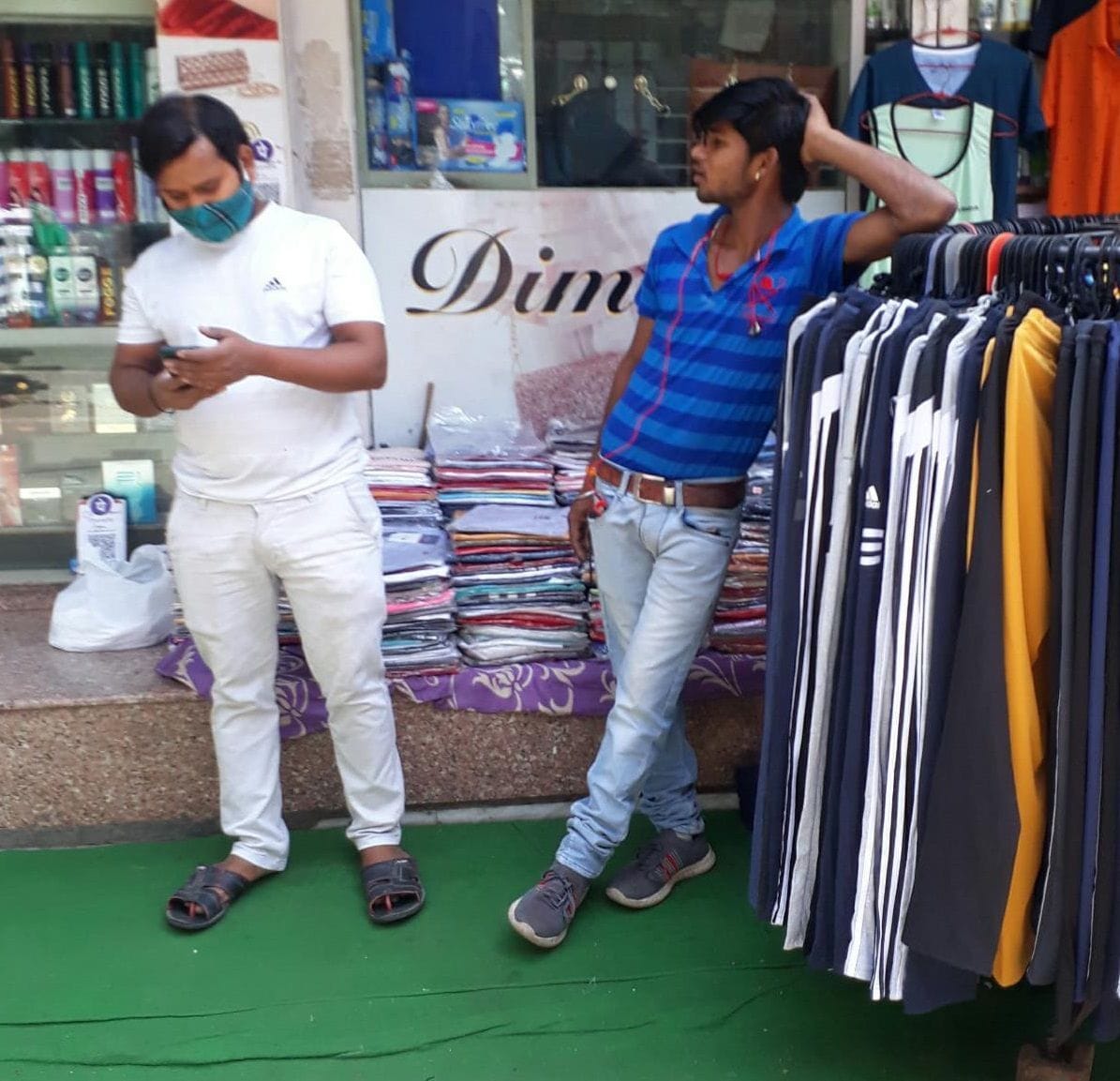 Policemen are cutting invoices, people are disregarded with masks