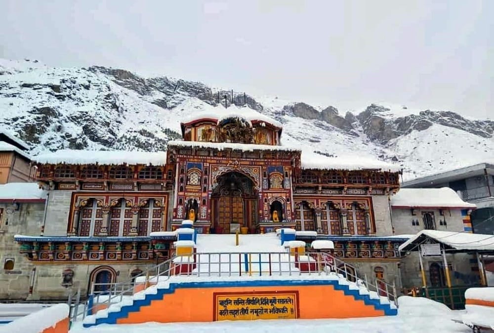 Snowfall occurred in Badrinath Dham, Hemkund Sahib
