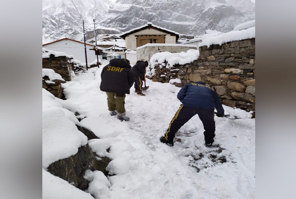Uttarakhand Snowfall News Today: Heavy Snow Frozen in Badrinath And Niti Valley in April Month photos