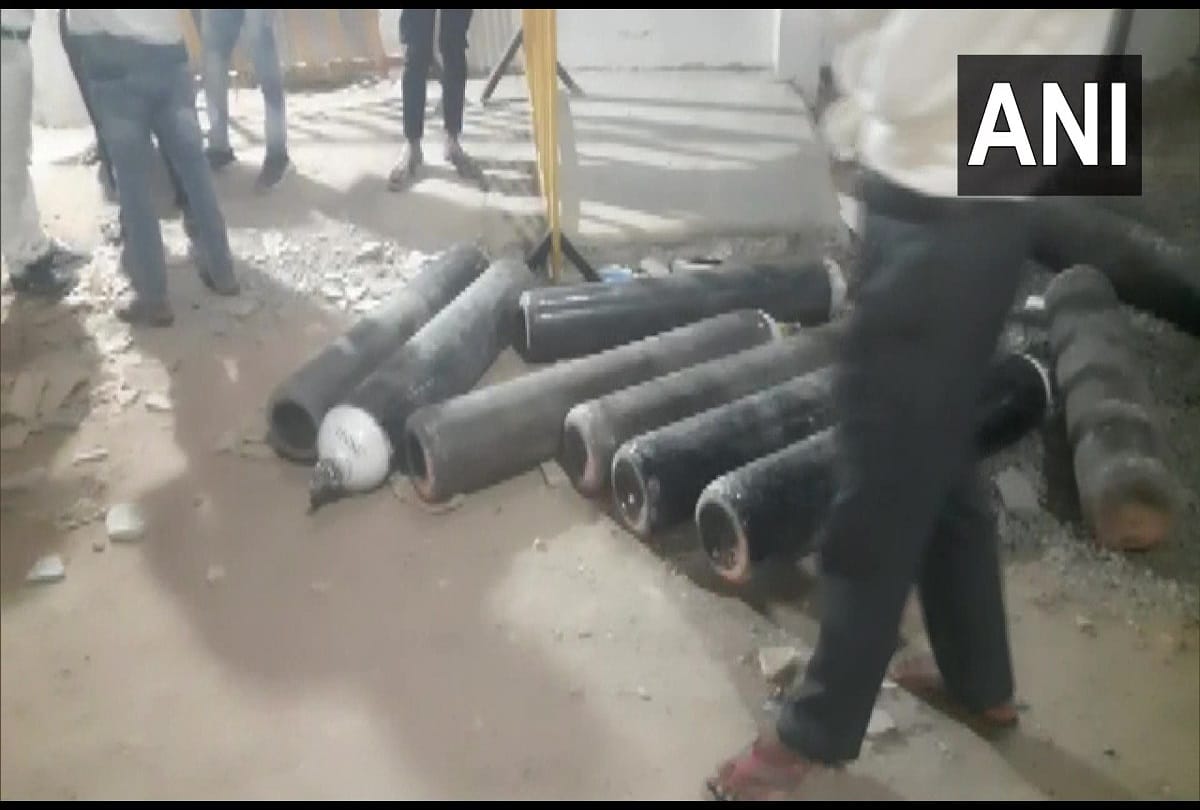 Oxygen cylinders looted by some people at Damoh District Hospital last night Madhya pradesh