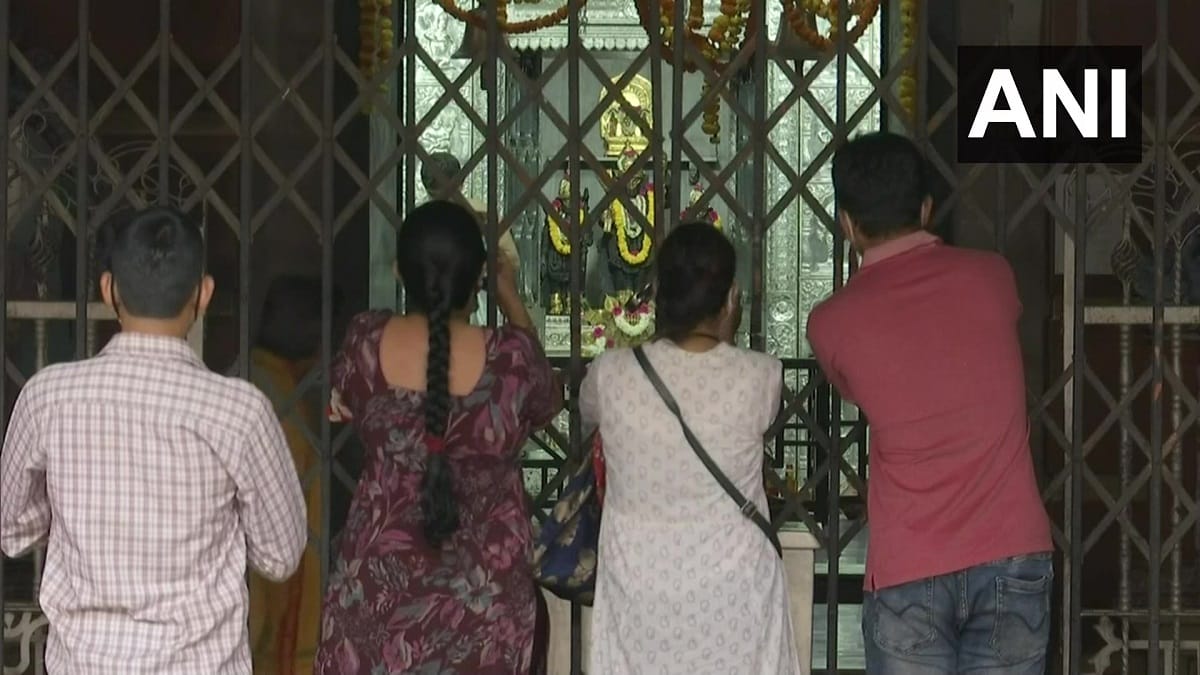 Ram Mandir remains closed even on Ram Navami due to coronavirus restrictions, Devotees offer prayers outside