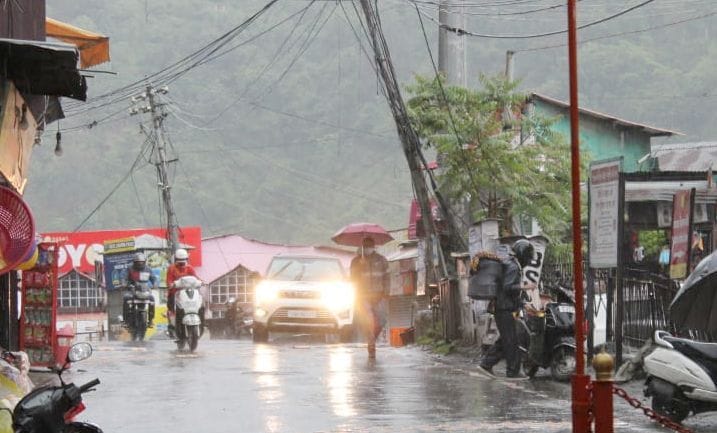 snow in Bharmaur, Road blocked