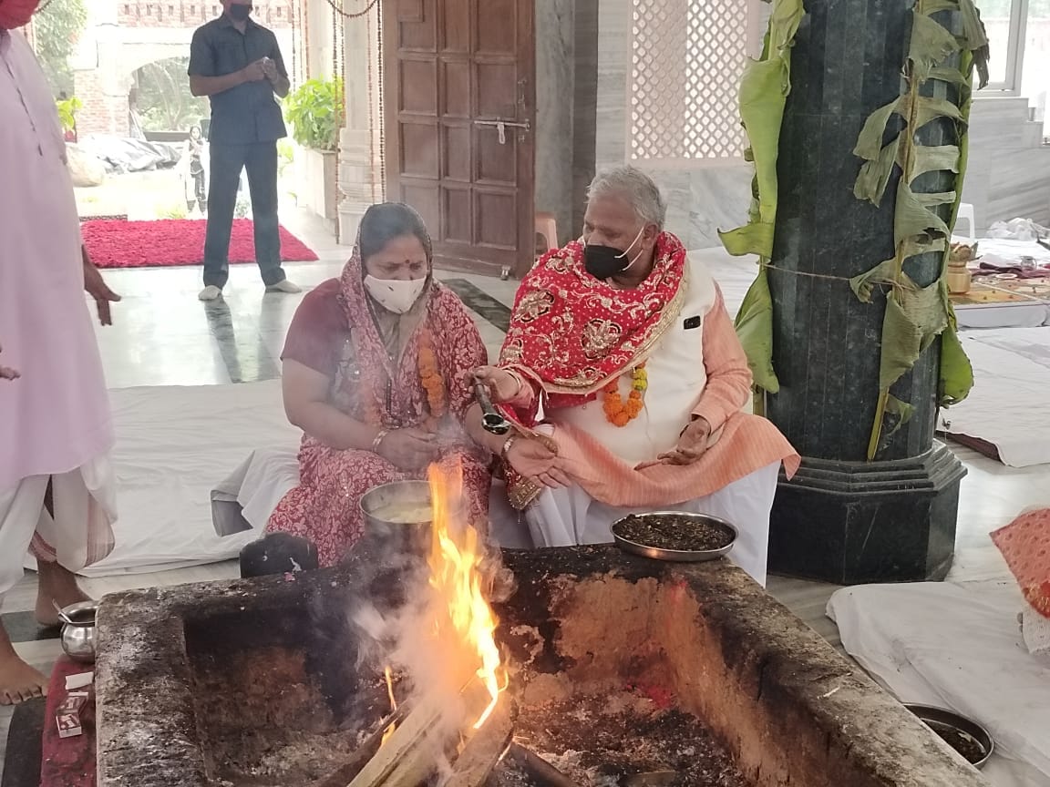 Navratri Pujan: Union Minister of State for Water Power and Social Justice and Empowerment visited mother with wife