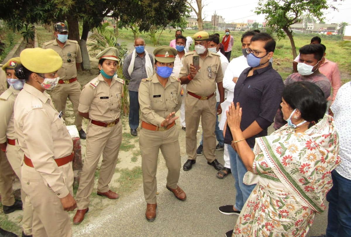 SP leaders protest for former district president goes to jail during up panchayat chunav 2021 in maharajganj