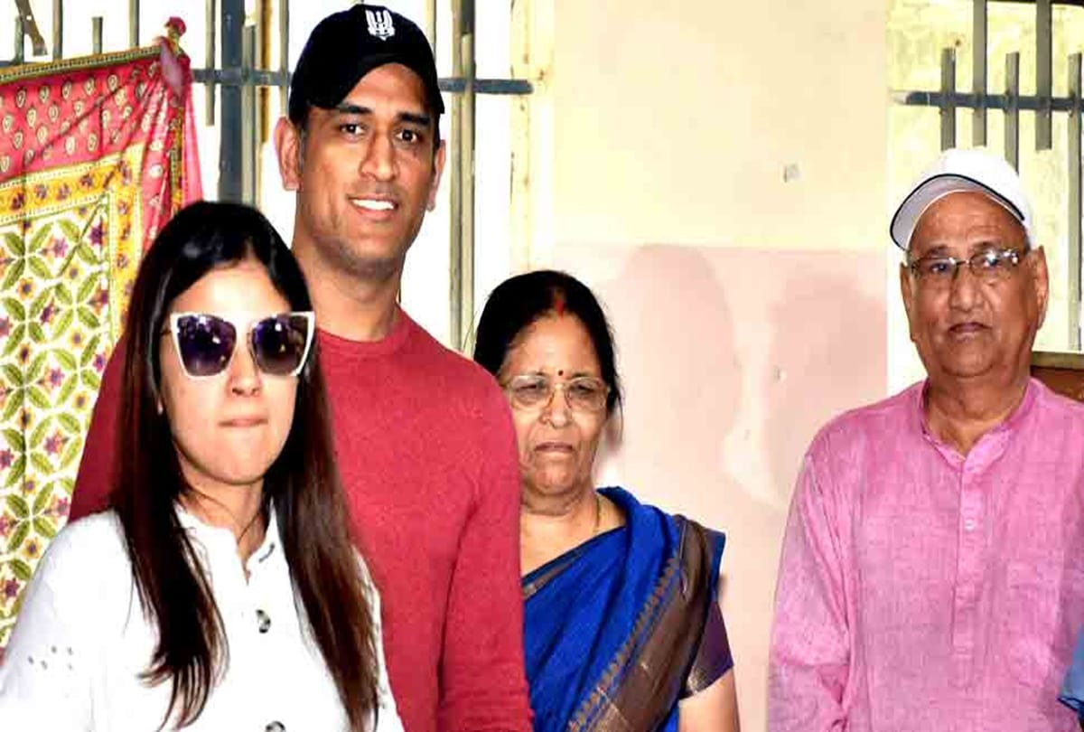 Ms Dhoni mother father tested corona positive hospitalized in Ranchi
