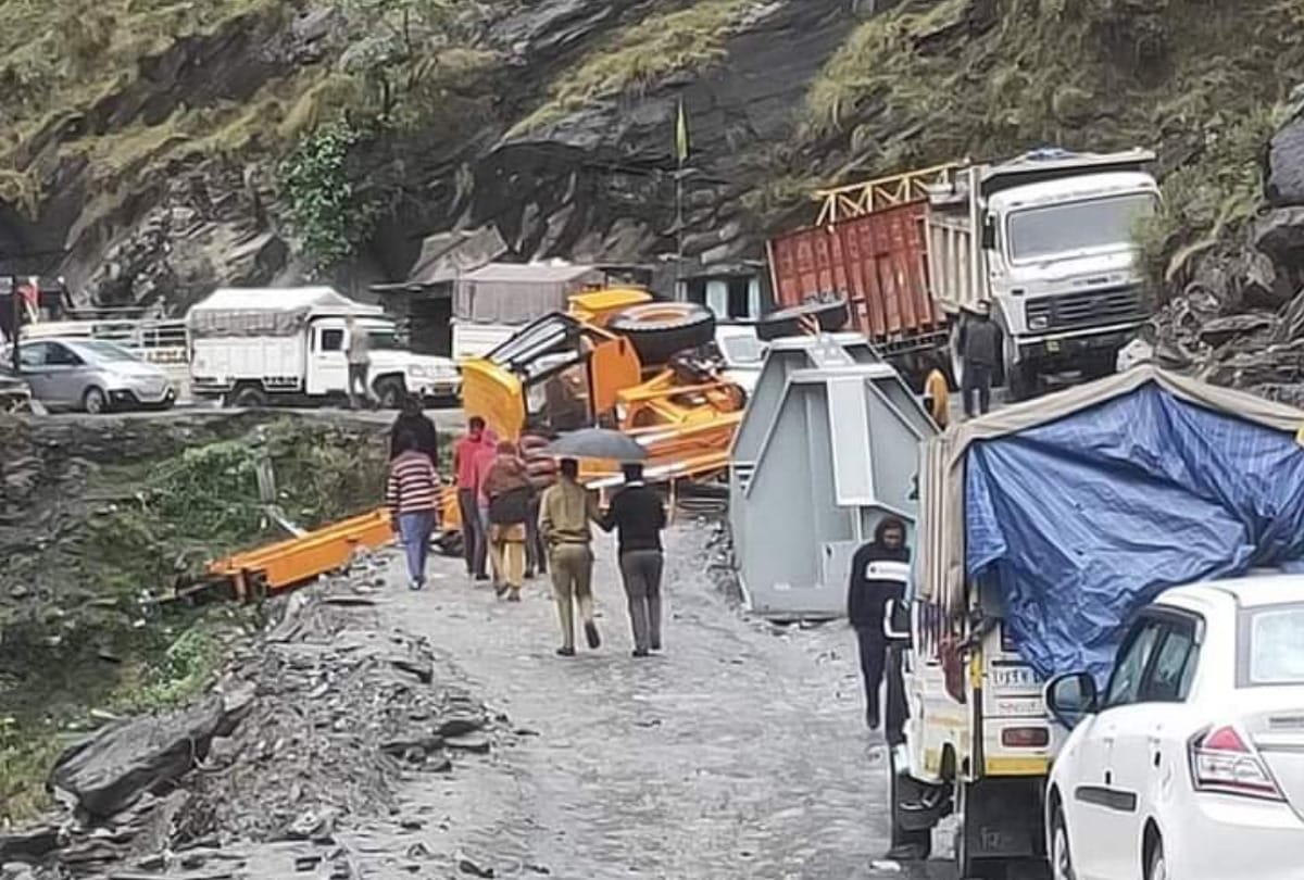 Hydra Crane Machine overturned Bharmour pathankot National Highway Closed