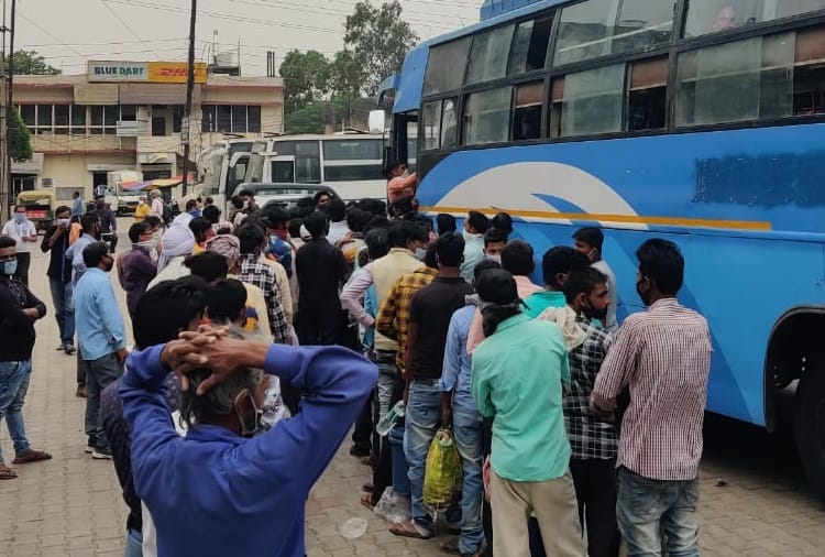 Buses Running from Ludhiana Filled More than Capacity with migrant labourers