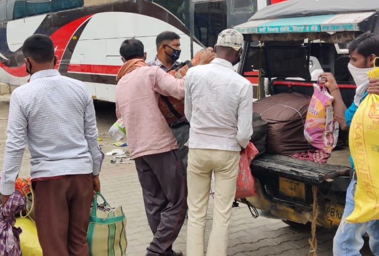 Buses Running from Ludhiana Filled More than Capacity with migrant labourers