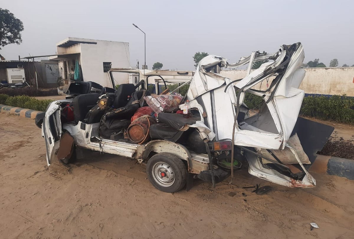 big road accident in bulandshahr Truck and van collide in Anupshahar of Bulandshahr