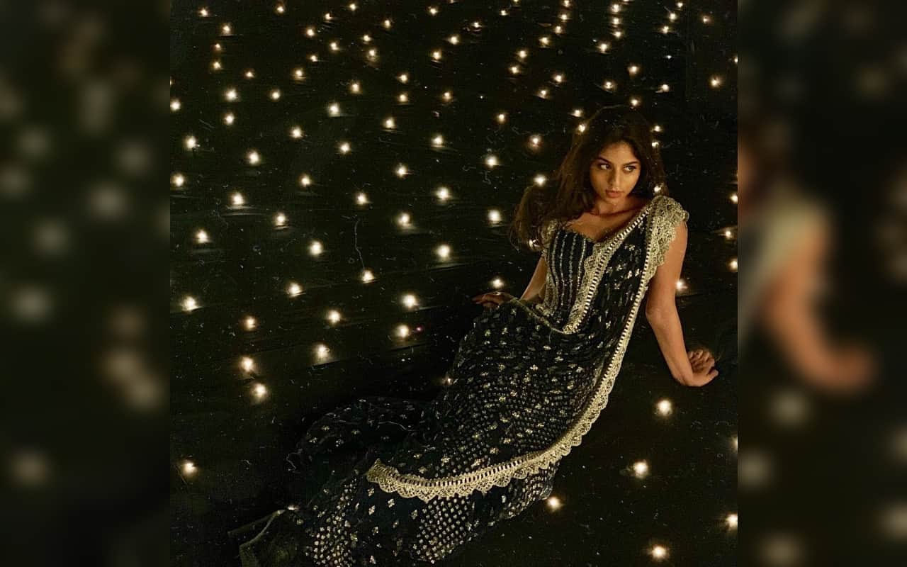 shah rukh khan daughter suhana khan shared stunning mirror selfie and flaunt her toned body abs