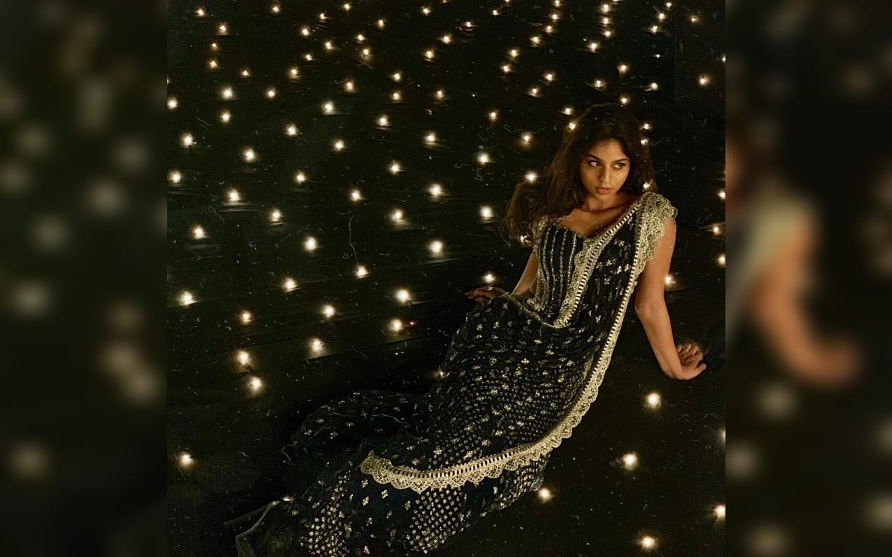 shah rukh khan daughter suhana khan shared stunning mirror selfie and flaunt her toned body abs
