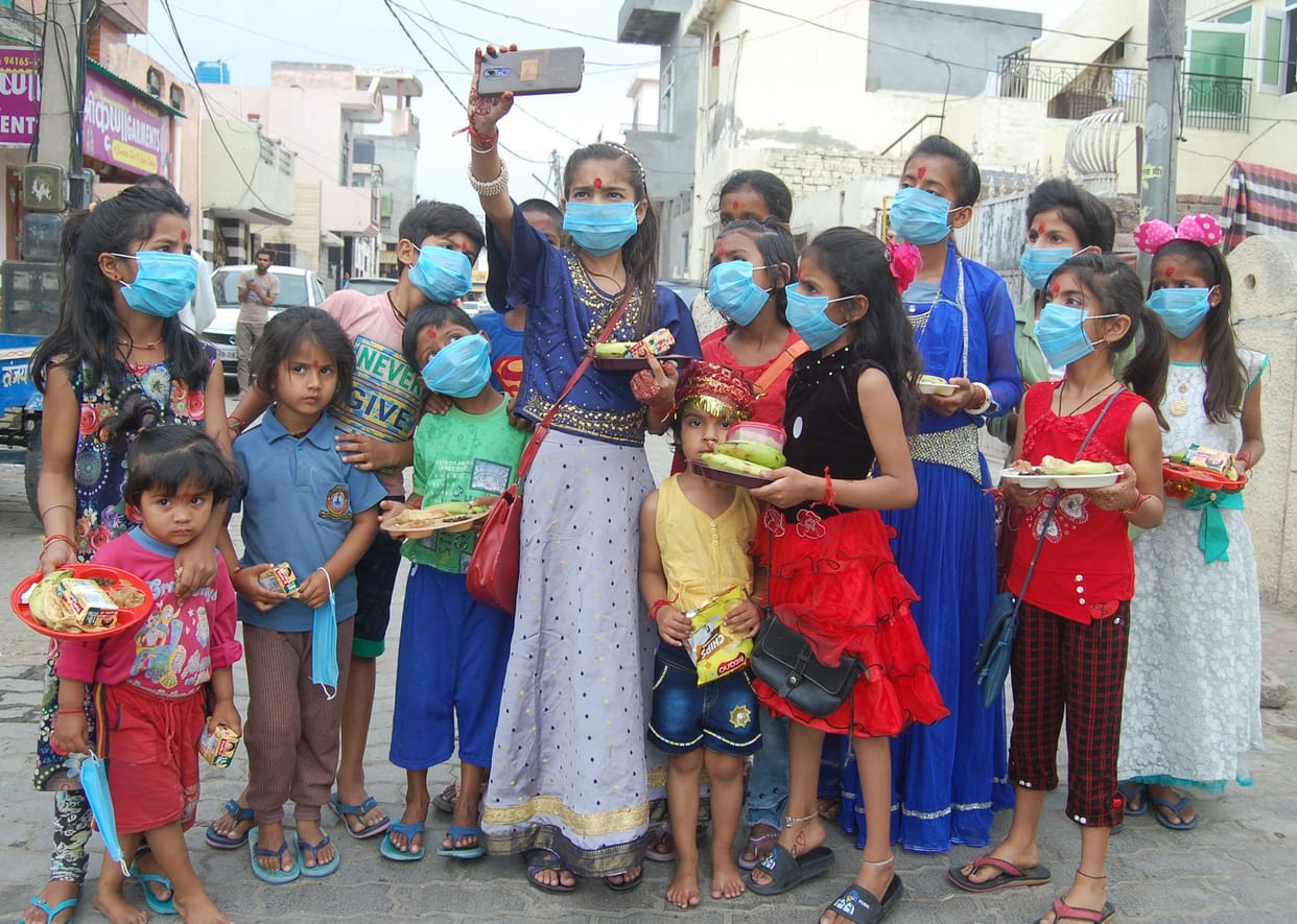 Worshiped Maa Mahagauri, distributed masks to the Kanjas