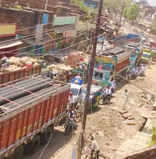 village,SDM,truck,jaam,line