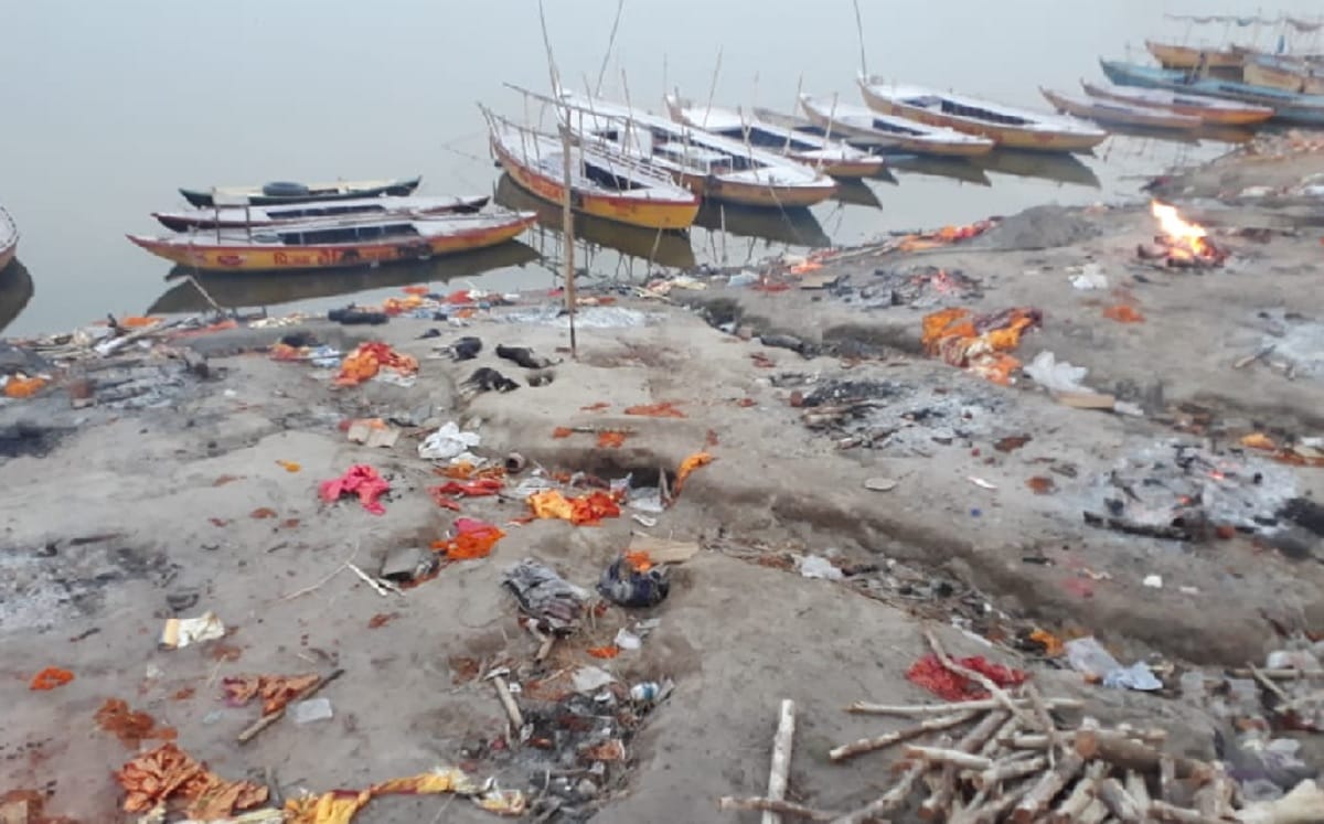 Dirt and PPE kits spread over Harishchandra and Manikarnika Ghats, increasing the risk of corona  infection 