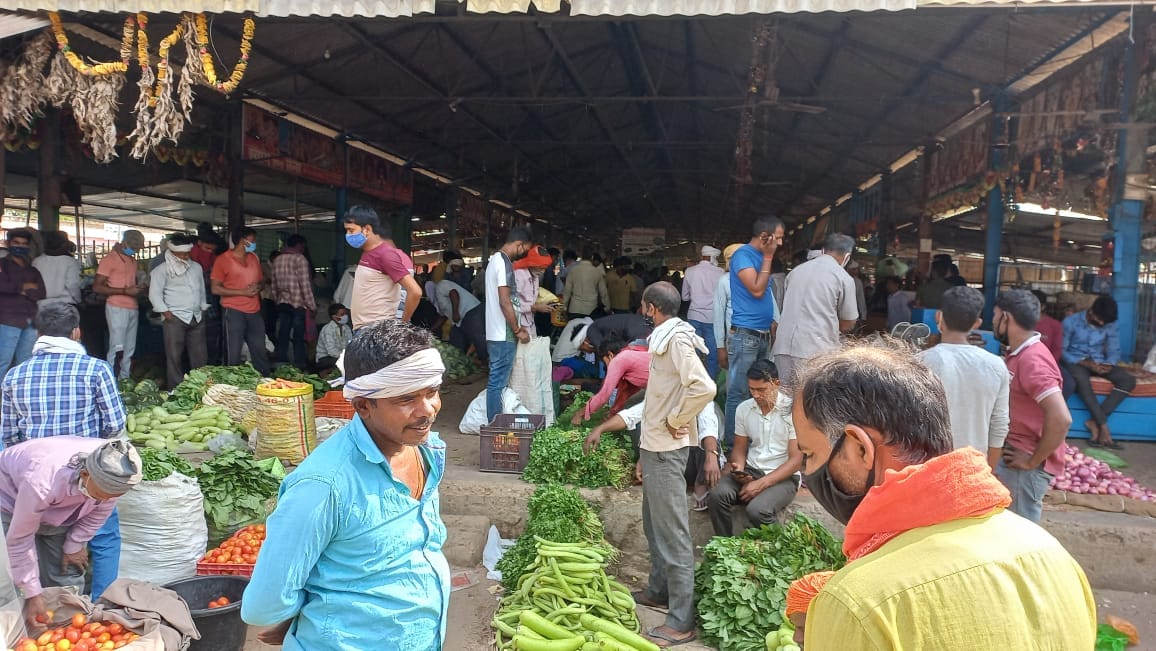 Negligence: Shopkeepers selling vegetables without masks in vegetable markets