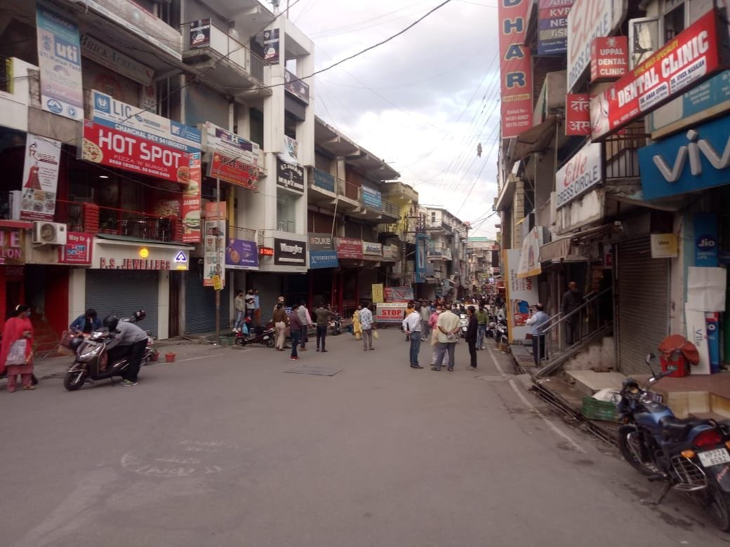 Hamirpur market closed at six o'clock