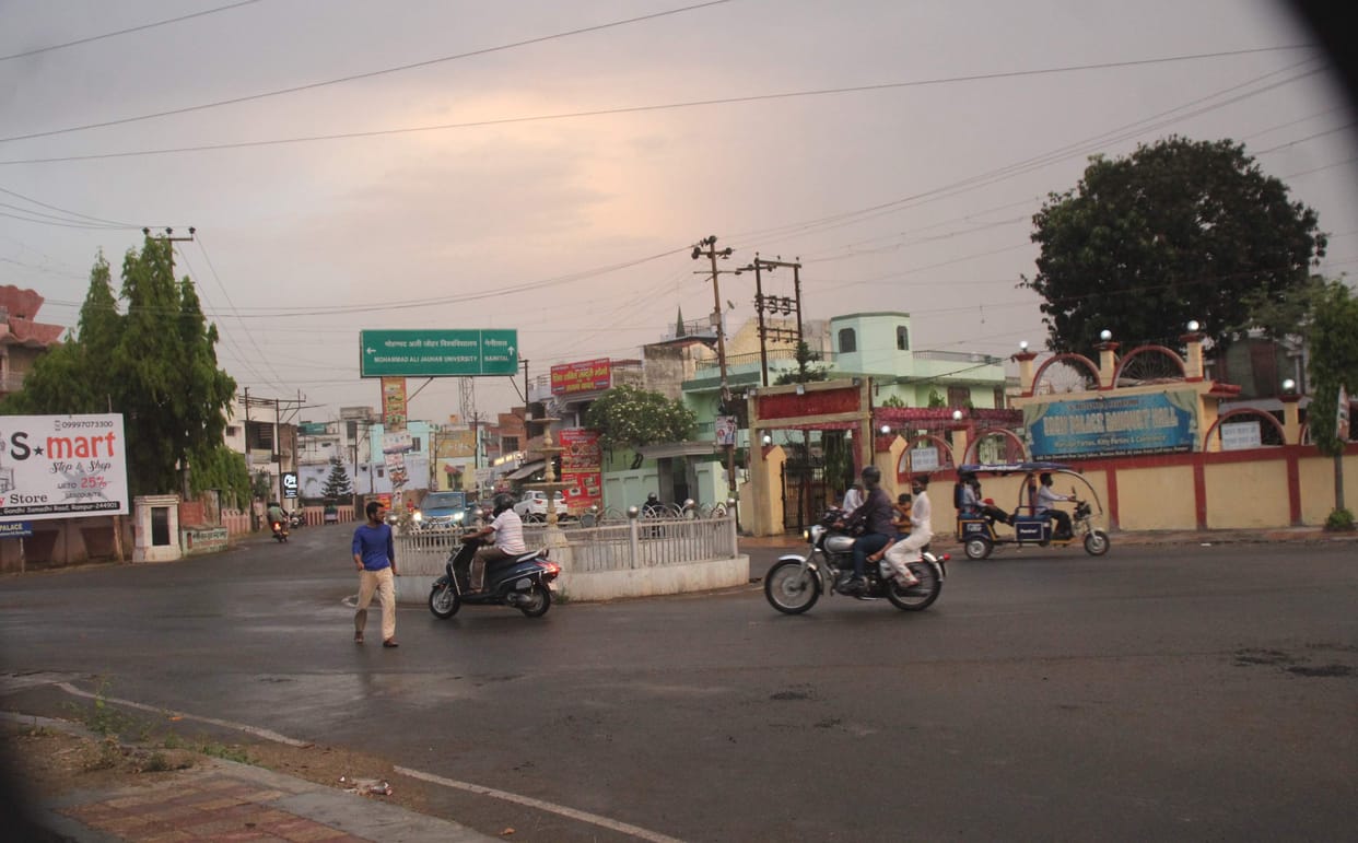 Blows with thunderstorms on Tuesday night, light drizzle occurred on Wednesday evening