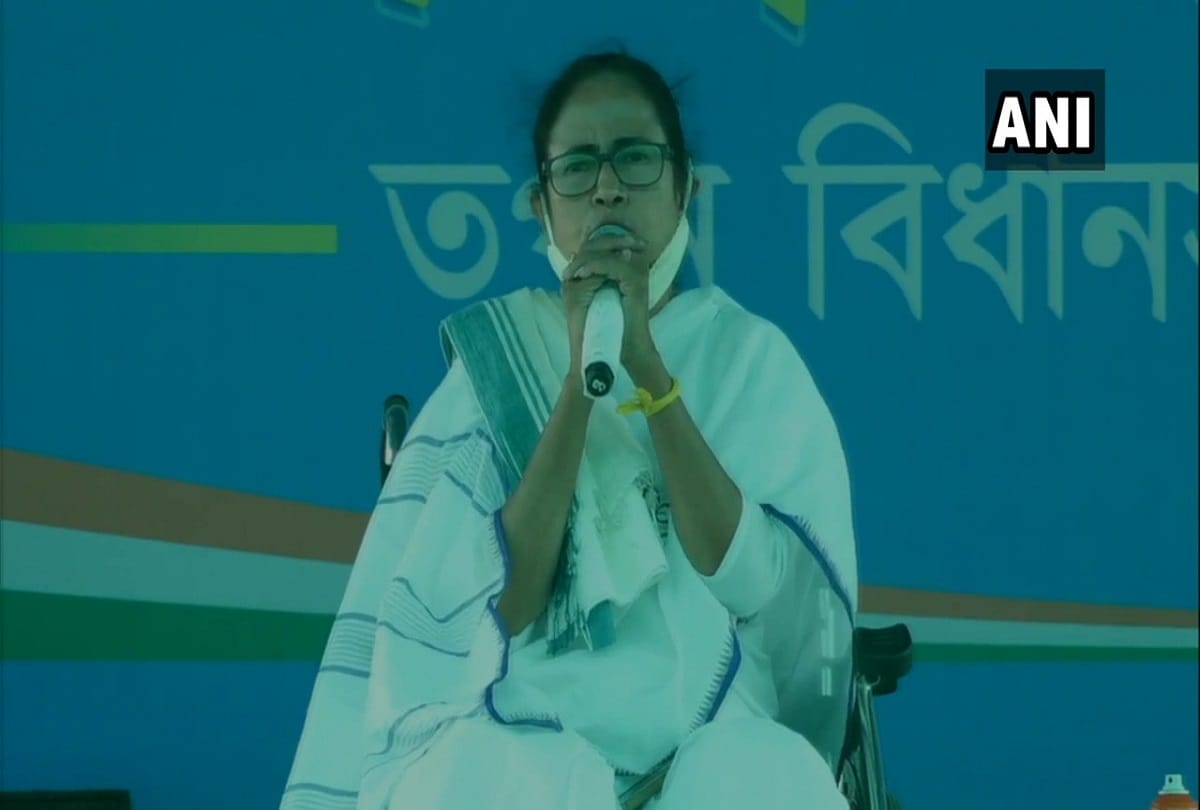 West Bengal CM Mamata Banerjee addresses a public rally in Dakshin Dinajpur says i know how to play