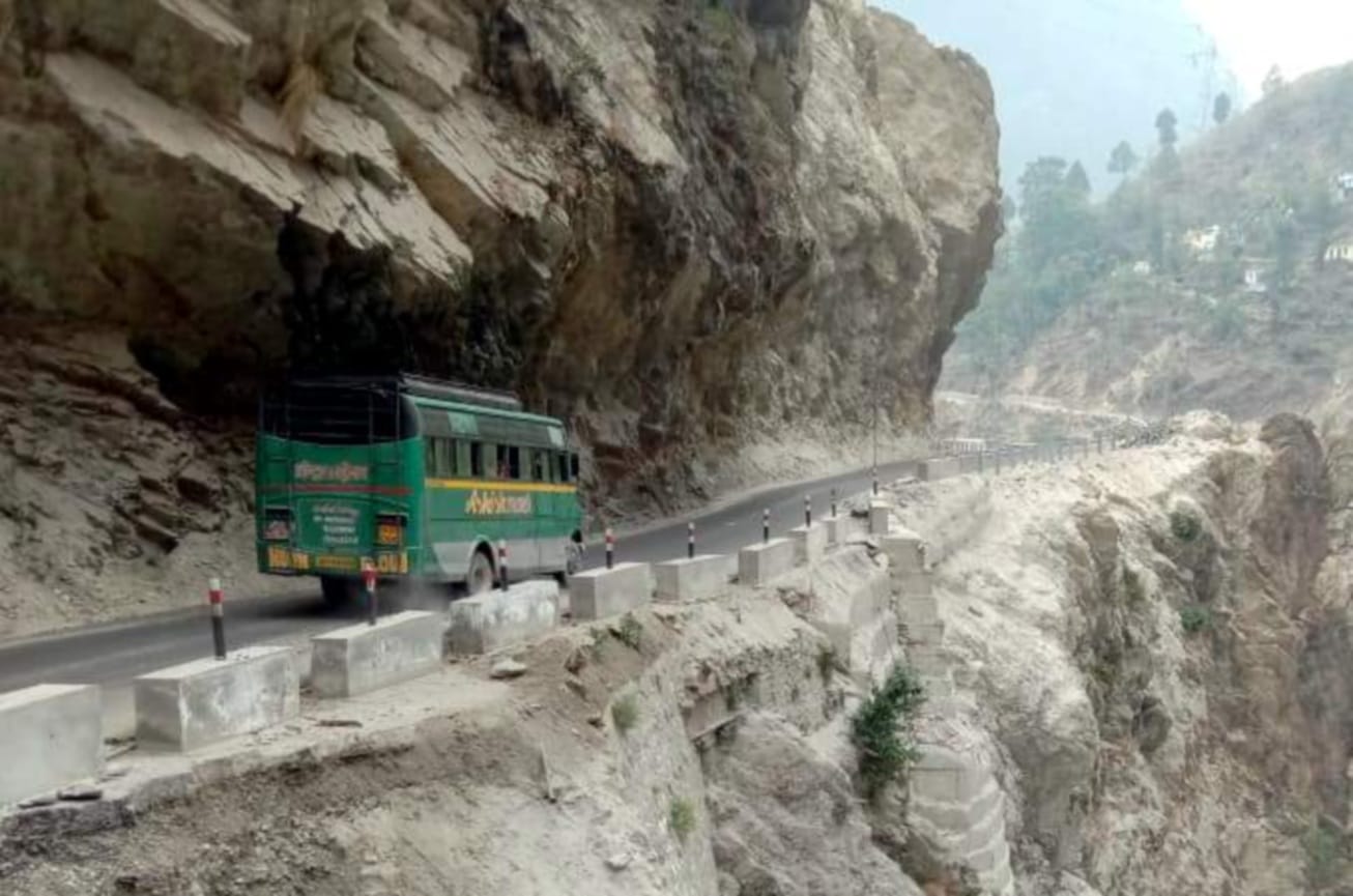 Char dham yatra 2021 : badrinath highway become dangerous for devotees, rock hanging