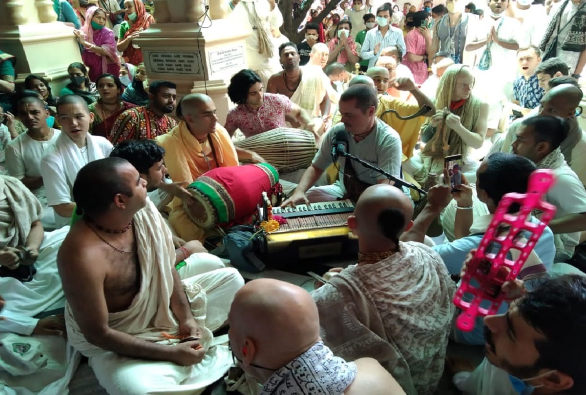 devotees violating COVID guidelines in ISKCON Temple in Vrindavan