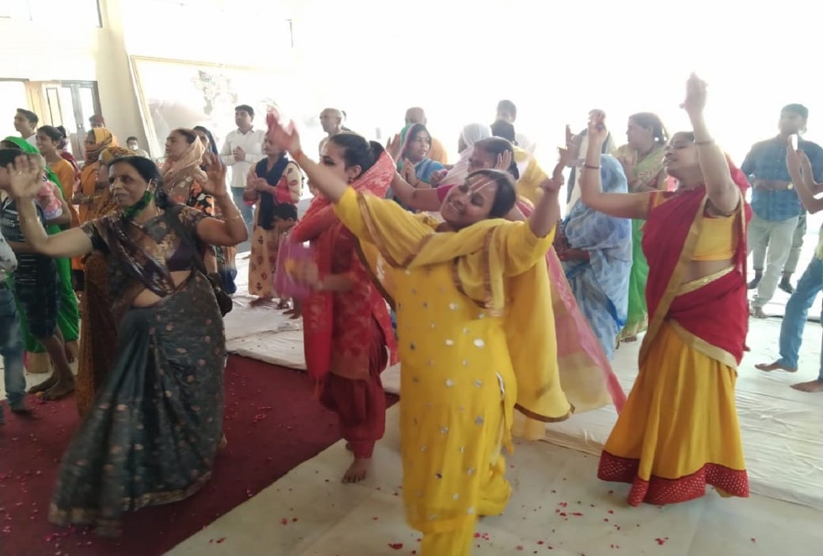devotees violating COVID guidelines in ISKCON Temple in Vrindavan
