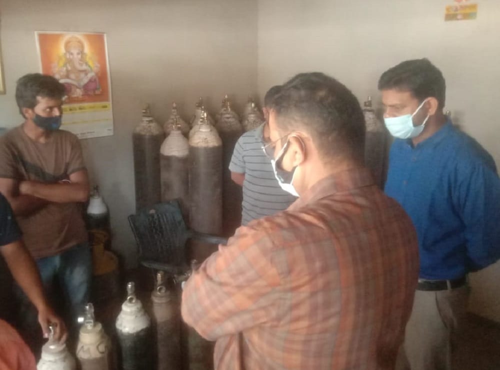 Crowds rush to buy oxygen cylinders, SDM locks down shop in jaunpur