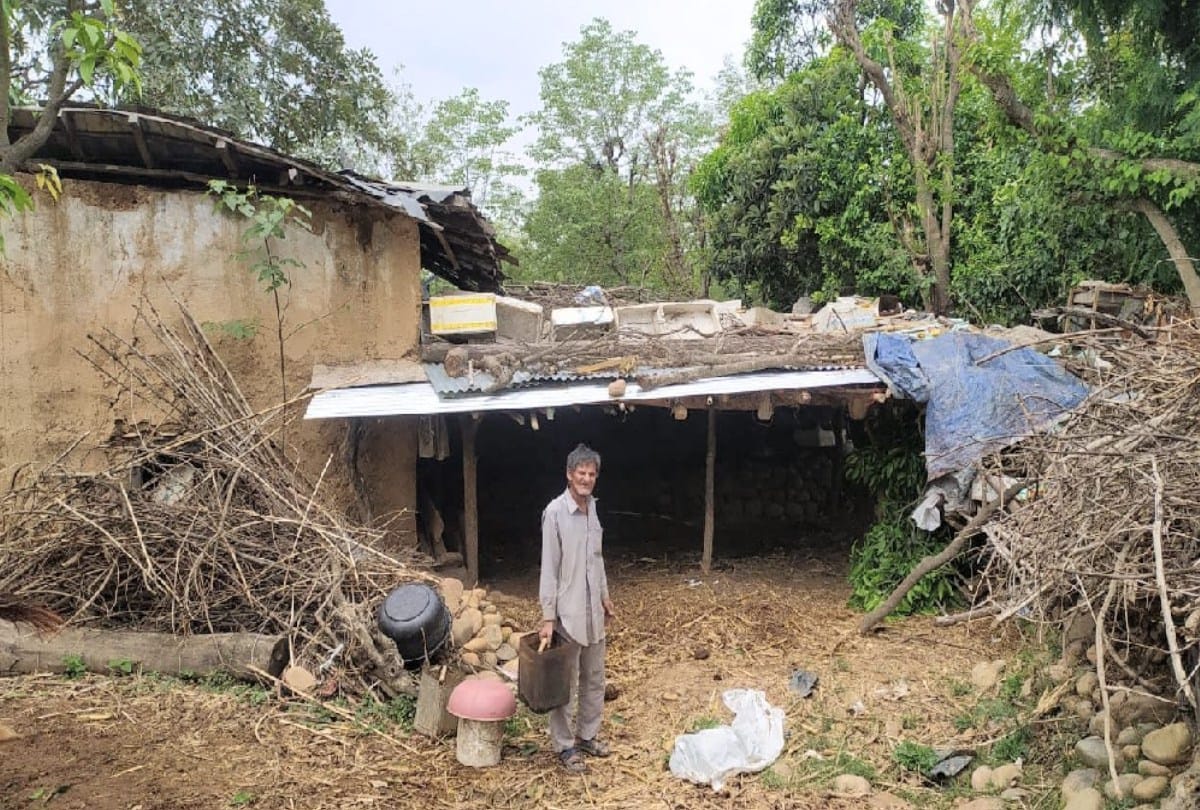 Joginder of Ghumani has been living in a dhara of stone structure for 26 years in bilaspur himachal