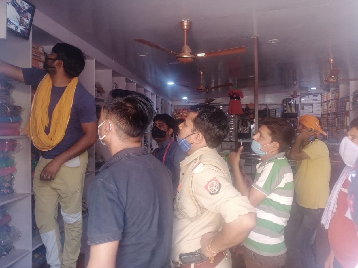 Mathura: Rs 1.5 lakh stolen from two shops