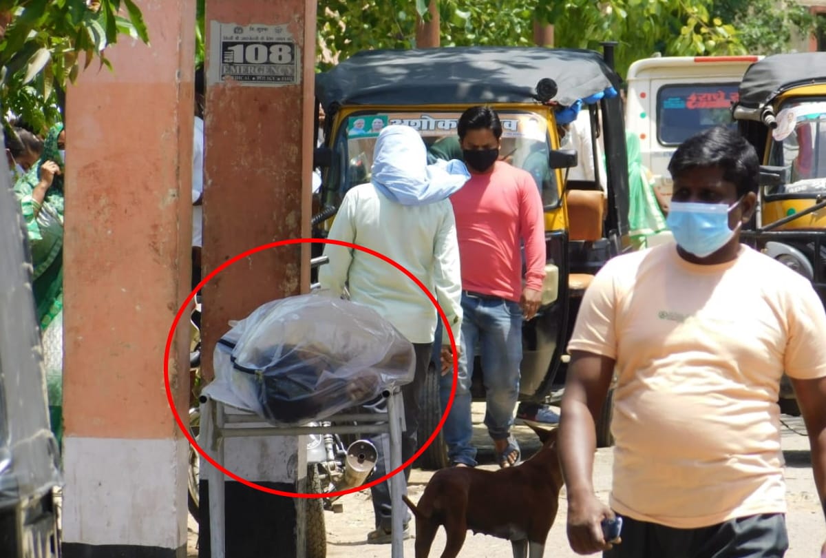 corona infected body found at hospital gate in maharajganj