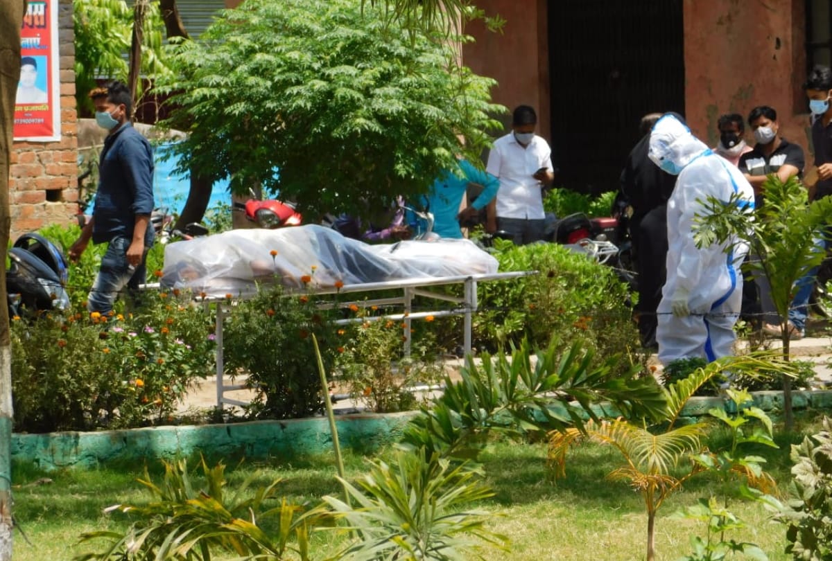 corona infected body found at hospital gate in maharajganj
